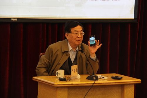 叶培建向观众展示嫦娥三号传回来的尚未对外发布的月球最新图片。吴晶平 摄