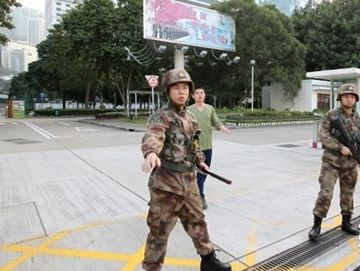 现场：解放军成功驱离“港独”分子。